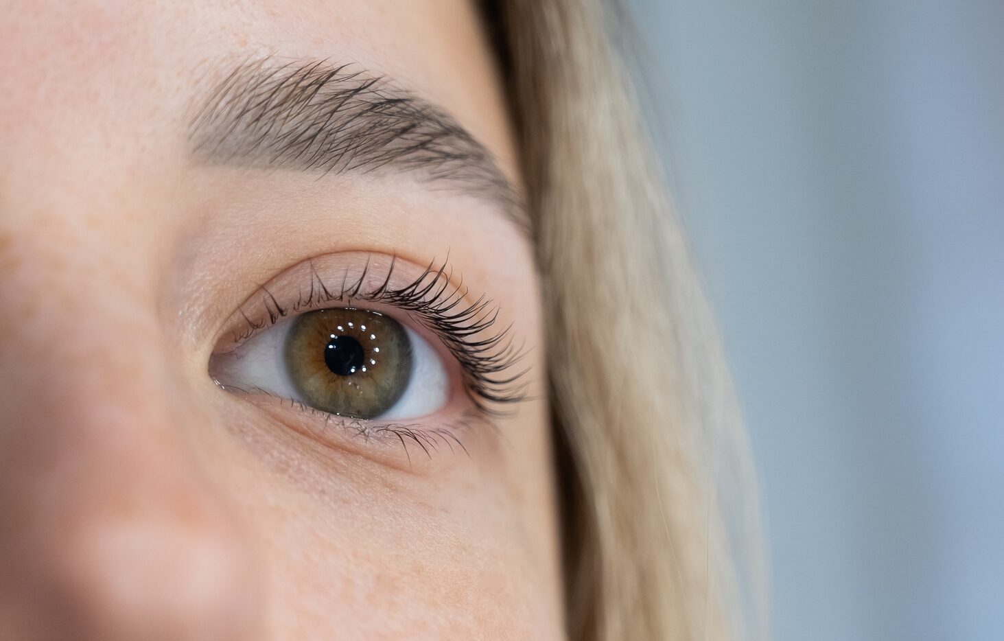 ètendueでのハリウッドブローリフト（眉毛パーマ）の施術